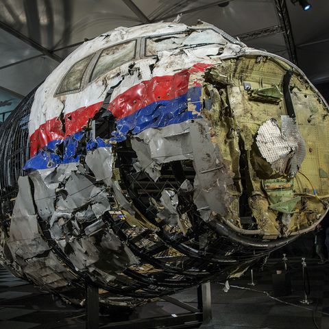 Rekonstruiertes Wrackteil des Flugs MH17: Wurde die Passagiermaschine von ukrainischen Kampfjets abgeschossen?
