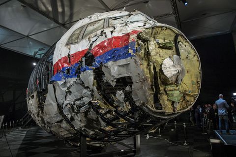 Rekonstruiertes Wrackteil des Flugs MH17: Wurde die Passagiermaschine von ukrainischen Kampfjets abgeschossen?