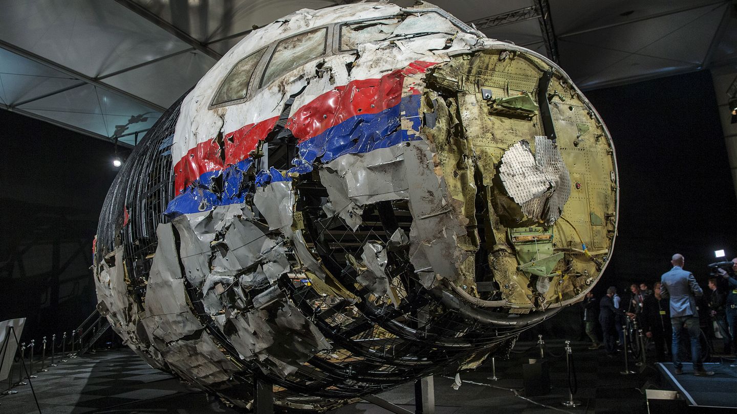 Rekonstruiertes Wrackteil des Flugs MH17: Wurde die Passagiermaschine von ukrainischen Kampfjets abgeschossen?