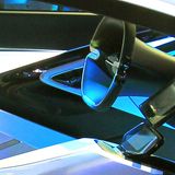 Das Lenkrad faltet sich im autonomen Modus weg.