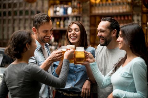 Sich bei After-Work-Cocktails vernetzen