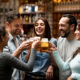 Sich bei After-Work-Cocktails vernetzen