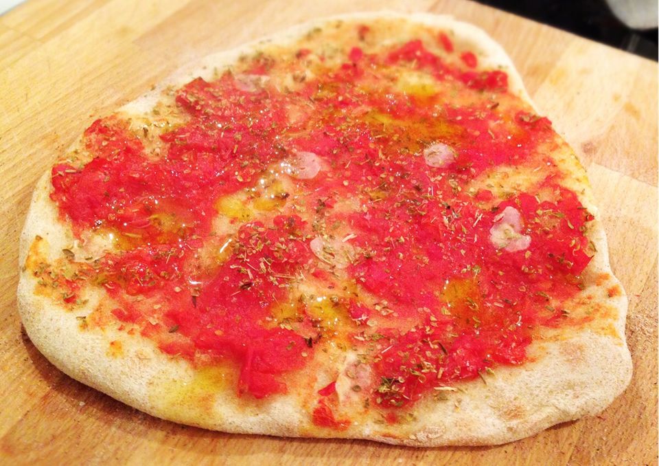 Einfach vegan: Pizza Marinara hausgemacht. Foto: Derik Meinköhn