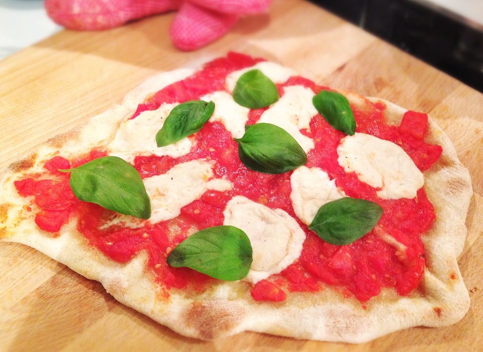 Einfach vegan: Pizzza Margherita mit veganem Mozarella aus Cashewmus und Flohsamenschalen. Foto: Derik Meinköhn