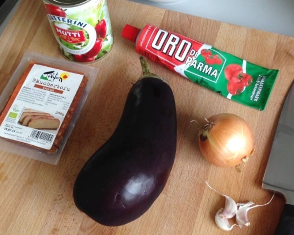 Einfach vegan: Das ist die Basis: Aubergine, Räuchertofu, Datteltomaten, Zwiebel, Knobi, Tomatenmark