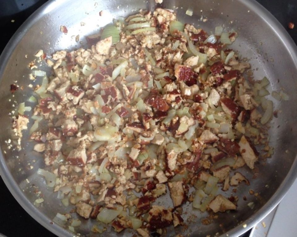 Einfach vegan: 3. Aubergine herausnehmen und den Tofu mit den Zwiebeln braten bis alles schön braun ist.