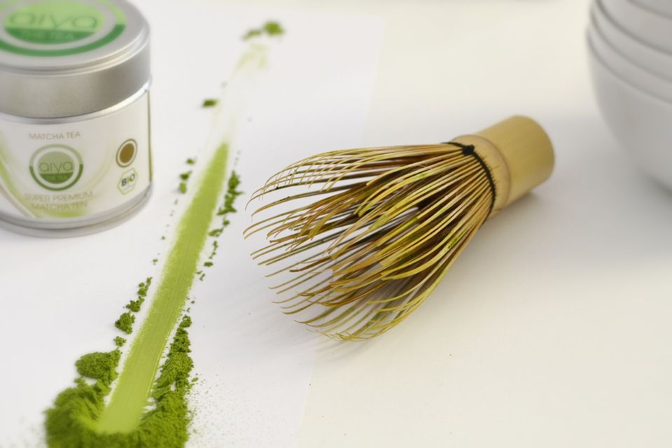 Einfach vegan: Japanische Handwerkskunst: ein kleiner Besen aus Bambus. Damit schlägt man den Matcha schaumig. Foto: Derik Meinköhn Einfach vegan: Japanische Handwerkskunst: ein kleiner Besen aus Bambus. Damit schlägt man den Matcha schaumig. Foto: Derik Meinköhn