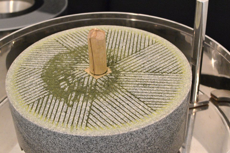 Einfach vegan: Der untere Teil der Mühle. Handarbeit trifft auf High-Tech. Der Eichenzapfen und der Mahlstein aus Granit werden traditionell von Hand gefertigt. Foto: Derik Meinköhn Einfach vegan: Der untere Teil der Mühle. Handarbeit trifft auf High-Tech. Der Eichenzapfen und der Mahlstein aus Granit werden traditionell von Hand gefertigt. Foto: Derik Meinköhn