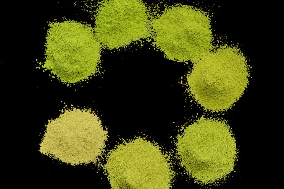 Einfach vegan: Hier die Matcha-Qualitäten, die ich probiert habe. Unten links, der olivgraue Matcha hat die schlechteset Qualität und dann geht es gegen den Uhrzeigersinn auf zehn Uhr zur besten Qualität. Der Beste und der schlechteste werden beide als Premium-Qualität verkauft und liegen preislich nah beieinander. Geschmacklich aber, trennen sie Welten. Einfach vegan: Hier die Matcha-Qualitäten, die ich probiert habe. Unten links, der olivgraue Matcha hat die schlechteset Qualität und dann geht es gegen den Uhrzeigersinn auf zehn Uhr zur besten Qualität. Der Beste und der schlechteste werden beide als Premium-Qualität verkauft und liegen preislich nah beieinander. Geschmacklich aber, trennen sie Welten.