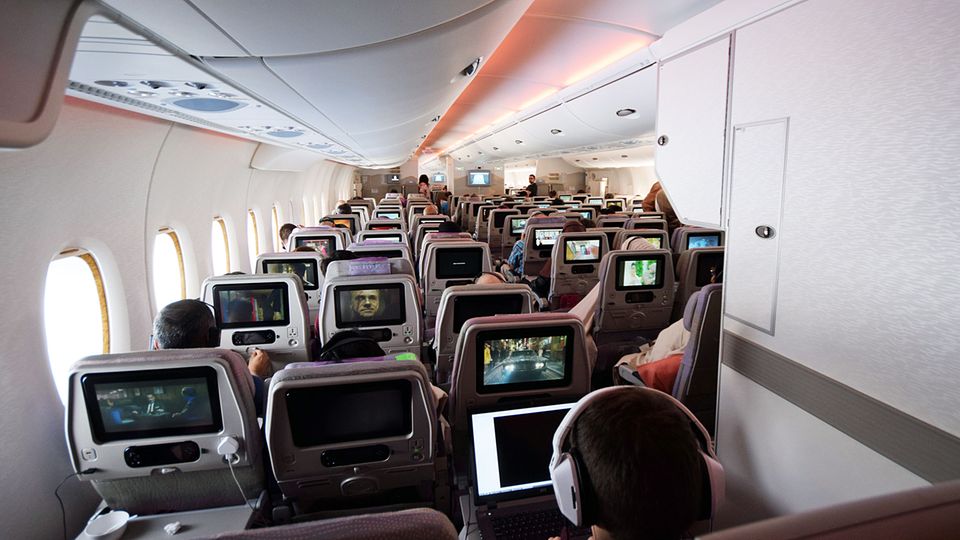 Follow Me: Das Hauptdeck des Airbus A380 mit 399 Plätzen: Rechts im Bild das geschlossene Ruheabteil für die Crew © Till Bartels Follow Me: Das Hauptdeck des Airbus A380 mit 399 Plätzen: Rechts im Bild das geschlossene Ruheabteil für die Crew © Till Bartels