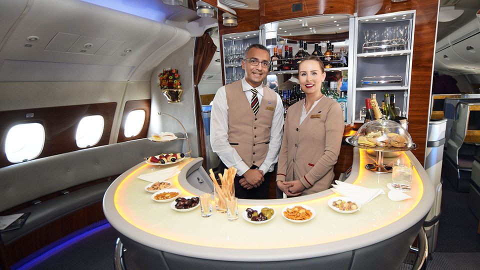 Follow Me: Im Heck des oberen Decks eines Airbus A380 von Emirates: die fliegende Bar © Till Bartels Follow Me: Im Heck des oberen Decks eines Airbus A380 von Emirates: die fliegende Bar © Till Bartels