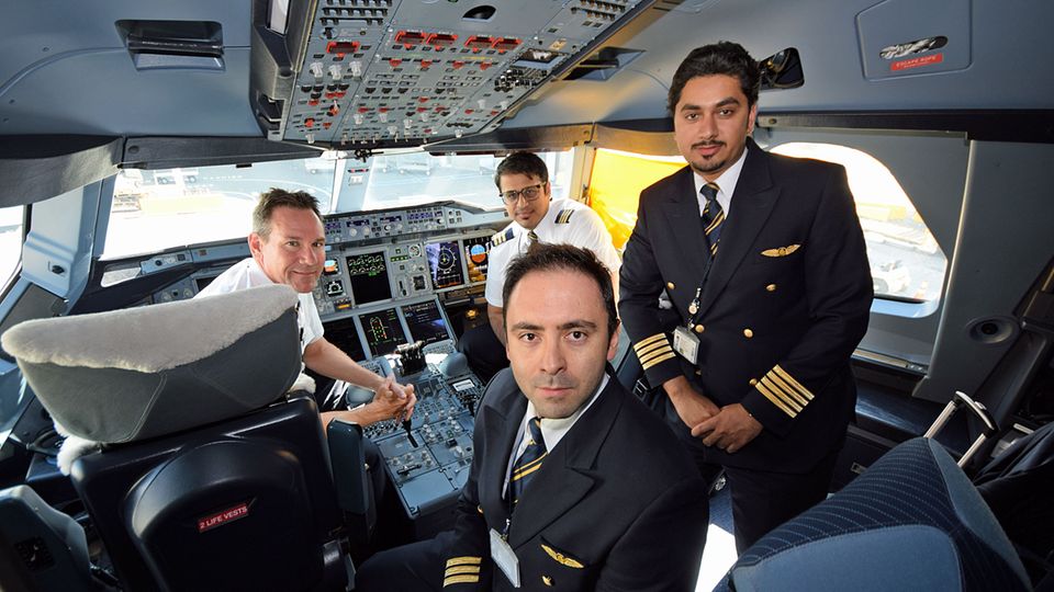 Follow Me: Im Cockpit des Airbus A380: Zwei Piloten und Copiloten wechseln sich bei dem Ultra-Langstreckenflug regelmäßig ab © Till Bartels Follow Me: Im Cockpit des Airbus A380: Zwei Piloten und Copiloten wechseln sich bei dem Ultra-Langstreckenflug regelmäßig ab © Till Bartels