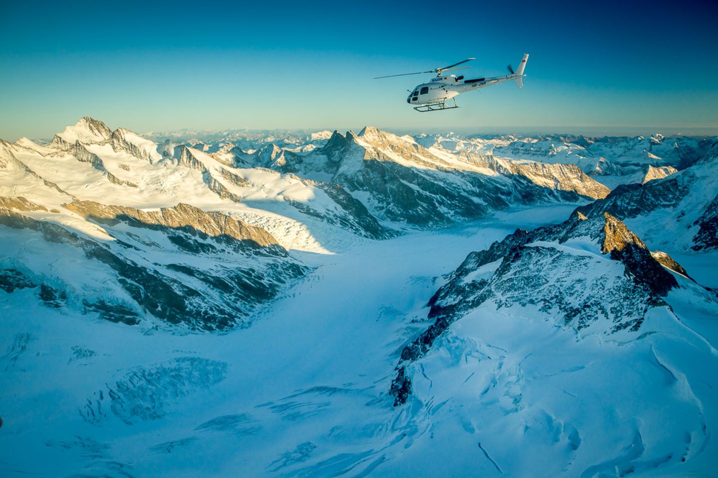 Im 360°-Panoramaflug über die Alpen