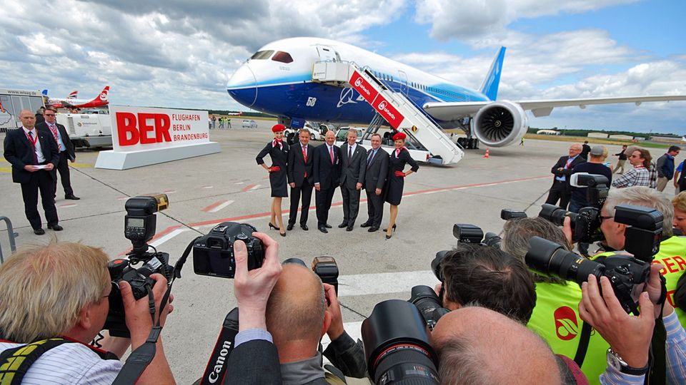 Follow Me: Erster Deutschland-Besuch einer Boeing 787 im Juni 2011 auf dem Flughafen Berlin-Tegel © Till Bartels Follow Me: Erster Deutschland-Besuch einer Boeing 787 im Juni 2011 auf dem Flughafen Berlin-Tegel © Till Bartels