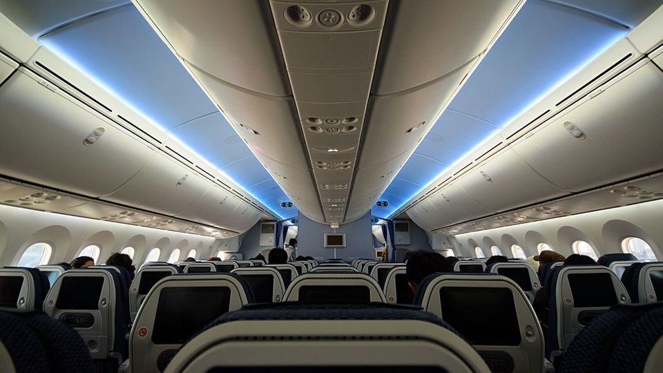 Follow Me: Der Flugzeughimmel leuchtet per LED © Till Bartels Follow Me: Der Flugzeughimmel leuchtet per LED © Till Bartels