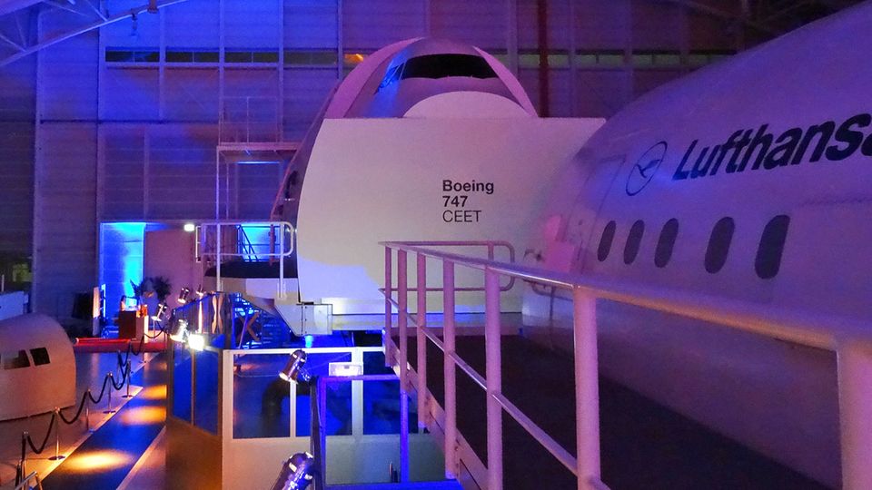 Follow Me: Flugzeugmodelle im Maßstab 1:1 für Sicherheitsübungen bei Lufthansa Flight Training © Till Bartels Follow Me: Flugzeugmodelle im Maßstab 1:1 für Sicherheitsübungen bei Lufthansa Flight Training © Till Bartels