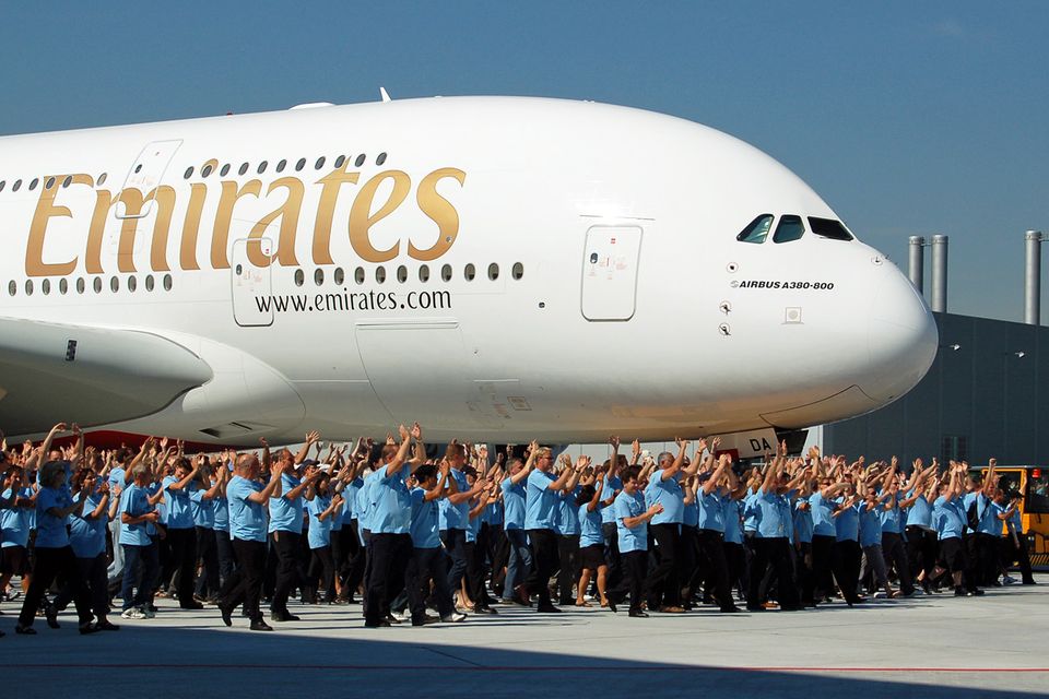 Follow Me: Airbus-Mitarbeiter jubeln 2008 bei der Auslieferung der ersten A380 an Emirates. © Till Bartels