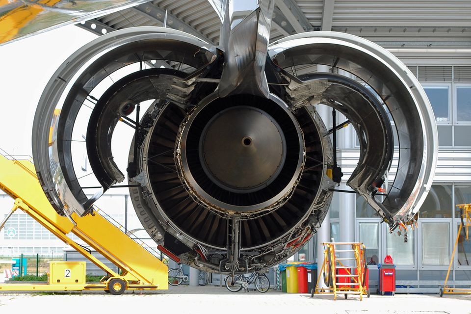 Follow Me: Geöffnetes Triebwerk vom Typ Trent 970 von Rolls-Royce an einer A380. © Till Bartels