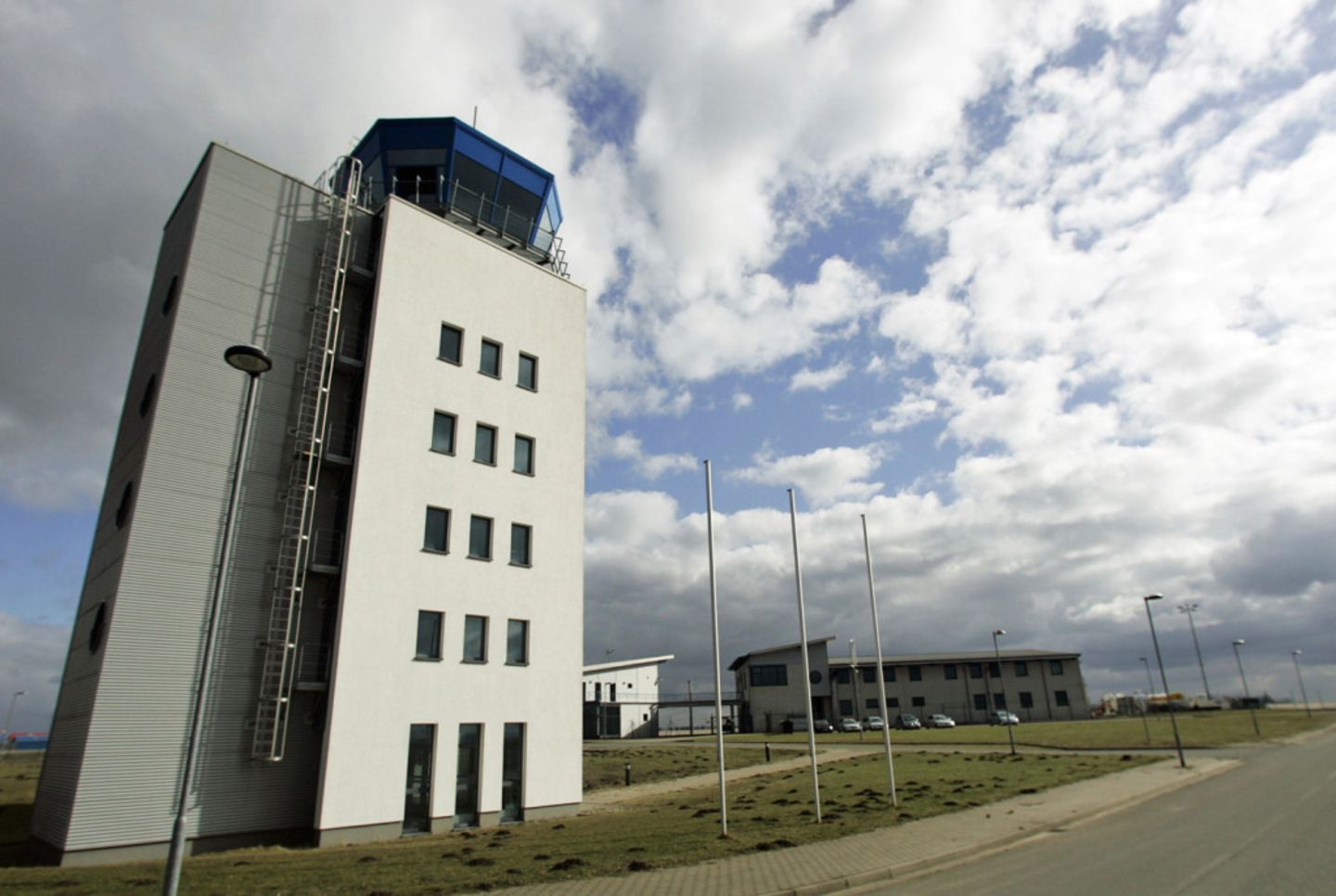 Follow me: Flughafen verkommt zur Nacktrodel-Piste
