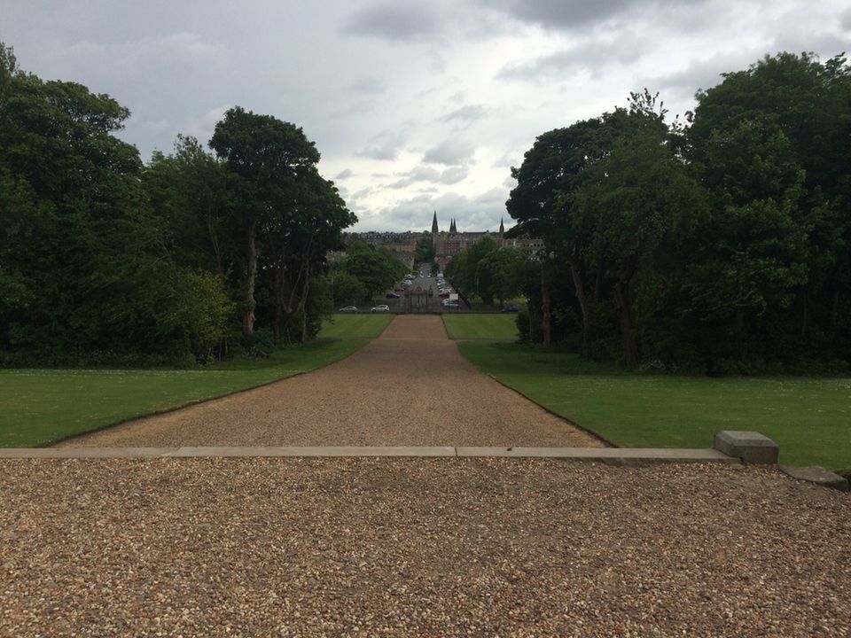Last Call: Parkanlage von Fettes College vor der malerischen Kulisse von Edinburgh Last Call: Parkanlage von Fettes College vor der malerischen Kulisse von Edinburgh