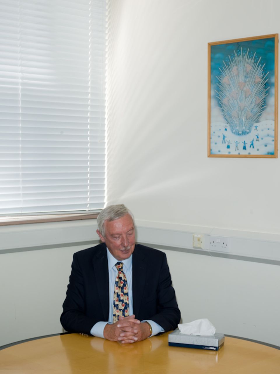 Last Call: Schnupfen-Professor Ron Eccles in seinem Büro mit Taschentüchern