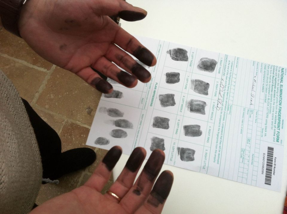 Last Call: Fingerabdrücke geben, ist in Wahrheit eine ziemliche Sauerei. Die Abdrücke sieht man später überall Last Call: Fingerabdrücke geben, ist in Wahrheit eine ziemliche Sauerei. Die Abdrücke sieht man später überall