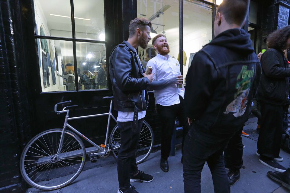 Last Call: Hipster in Shoreditch vor einem Laden, in dem geflickte Jeans verkauft werden Foto: Horst Friedrichs Last Call: Hipster in Shoreditch vor einem Laden, in dem geflickte Jeans verkauft werden Foto: Horst Friedrichs