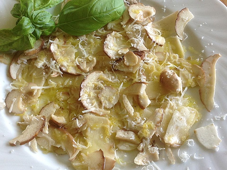 Gutes aus dem Küchengarten: Carpaccio aus Stein- und Herrenpilzen. Eine italienische Köstlichkeit. Foto: Wohofsky-Images