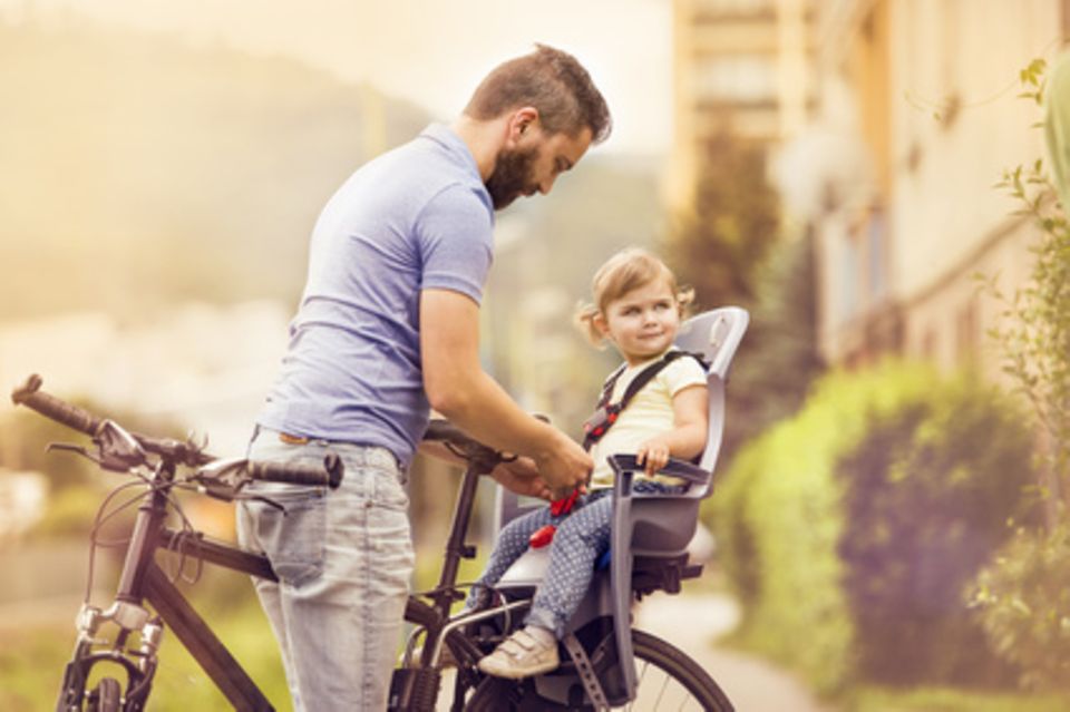 Daddylicious: Kinder mit dem Fahrrad transportieren – wie geht das am besten?