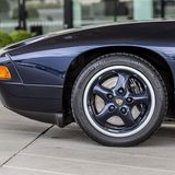 Beim Porsche 928 GTS ist der Motor vorne und das Getriebe hinten (Transaxle-Prinzip)