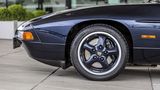 Beim Porsche 928 GTS ist der Motor vorne und das Getriebe hinten (Transaxle-Prinzip)