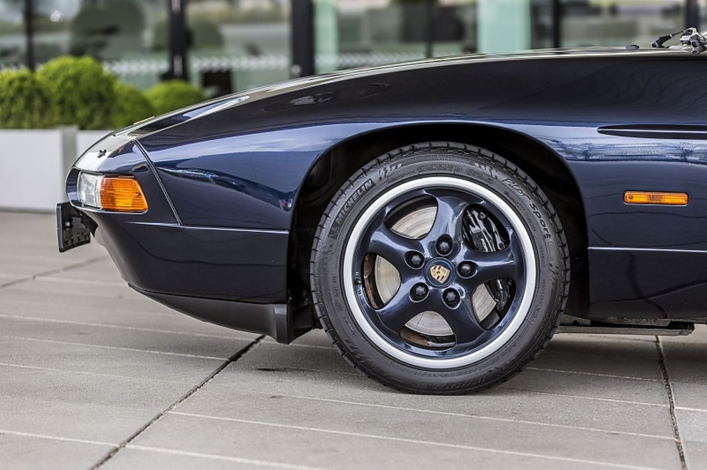 Beim Porsche 928 GTS ist der Motor vorne und das Getriebe hinten (Transaxle-Prinzip)
