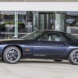 Der tiefliegende Leichtmetall-Motor vorne und das Getriebe hinten tarieren die nachtmeerblaue Waffe fast perfekt aus