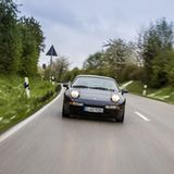 Der Porsche 928 GTS liegt gut auf der Straße