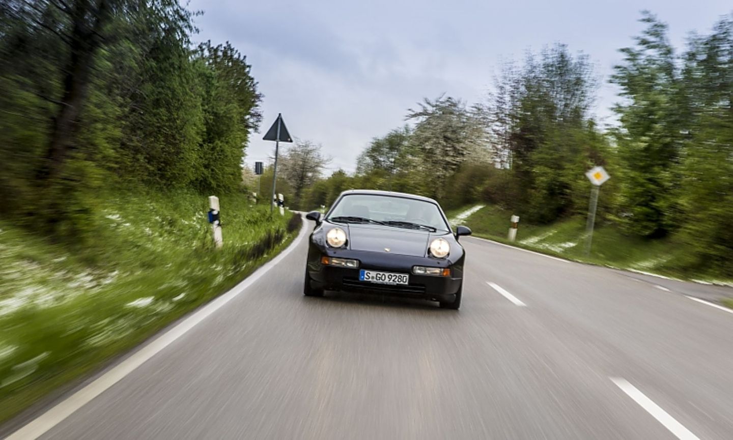 Der Porsche 928 GTS liegt gut auf der Straße