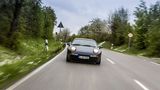 Der Porsche 928 GTS liegt gut auf der Straße