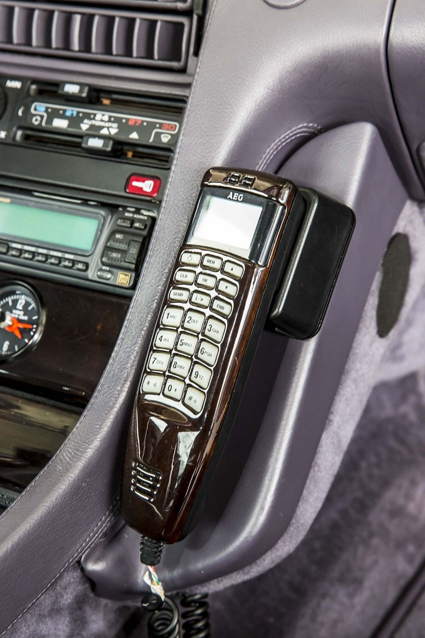 Status-Symbol eines Chefs anno 1995: ein Autotelefon
