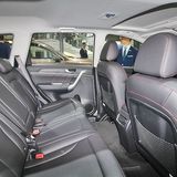 Hinten können drei Personen sitzen.