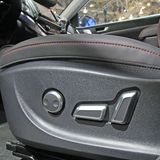 Die vorderen Sitze sind elektrisch verstellbar.