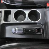 Zwei Becherhalter, eine Handbremse - alles dort, wo es hingehört.