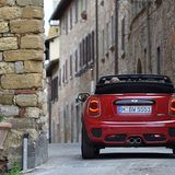 Mini John Cooper Works Cabrio - das offene Dach baut sich allzu hoch im Innenspiegel auf