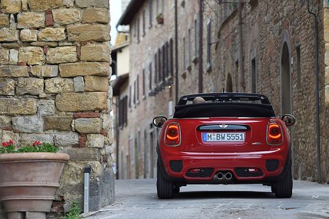 Mini John Cooper Works Cabrio - das offene Dach baut sich allzu hoch im Innenspiegel auf