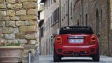 Mini John Cooper Works Cabrio - das offene Dach baut sich allzu hoch im Innenspiegel auf