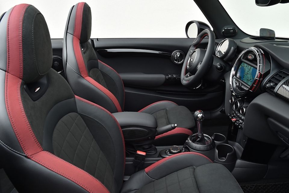Der Innenraum des Mini John Cooper Works Cabrio Der Innenraum des Mini John Cooper Works Cabrio