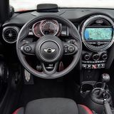 Das Cockpit des Mini John Cooper Works Cabrio