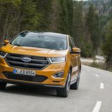 Der Ford Edge steht knackig auf der Straße