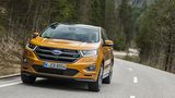 Der Ford Edge steht knackig auf der Straße
