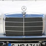 Mercedes 280 E der Baureihe W115 / Strich-Acht - der typische Gitter-Kühlergrill