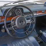 Mercedes 280 E der Baureihe W115 / Strich-Acht - nüchterner Innenraum