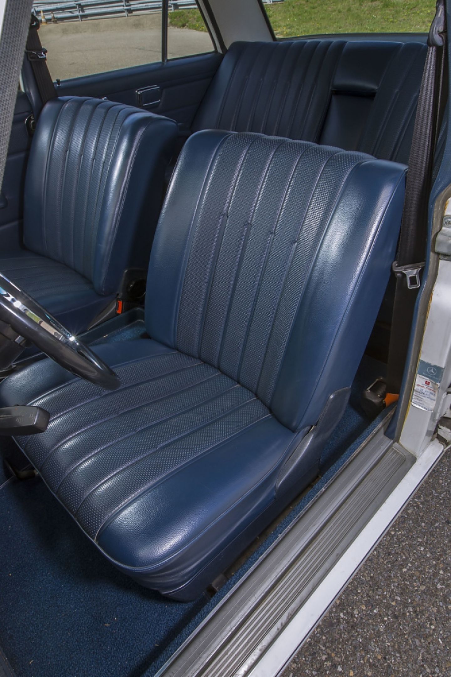 Mercedes 280 E der Baureihe W115 / Strich-Acht - noch ohne Kopfstützen